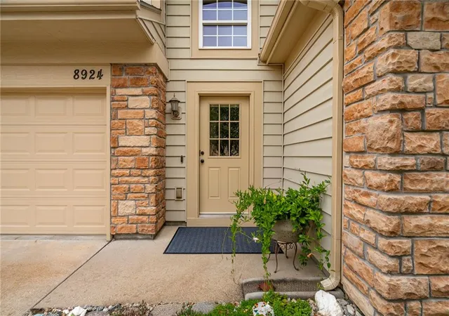 Photo 3 of Townhouse for sale at 8924 Inkster St, Lenexa, KS 66227 | MLS# 2642713 | Listing updated on 2026-10-08