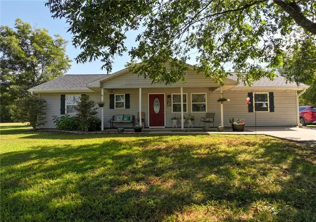 Photo 2 of Sale Pending at 15562 E Kaw Rapids Rd, Nevada, MO 64772 | MLS# 2642732 | Listing updated on 2026-09-21