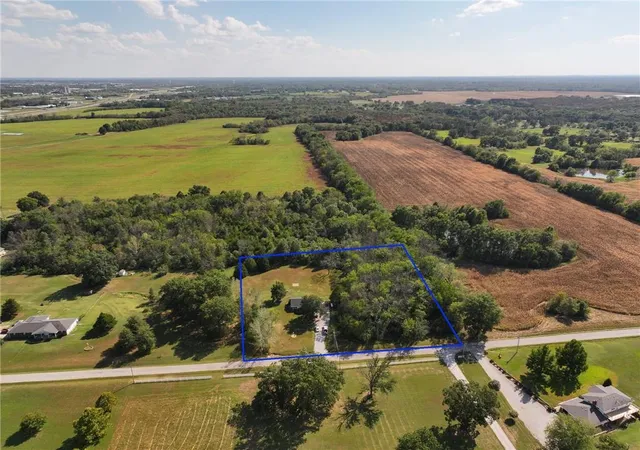Photo 3 of Sale Pending at 15562 E Kaw Rapids Rd, Nevada, MO 64772 | MLS# 2642732 | Listing updated on 2026-09-21