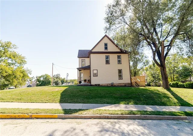 Photo 3 of Sale Pending at 525 N 7th Street, Atchison, KS 66002 | MLS# 2642744 | Listing updated on 2026-10-09