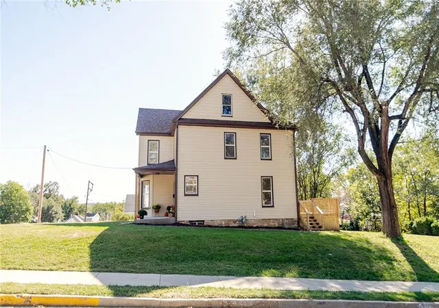 Photo 3 of Sale Pending at 525 N 7th Street, Atchison, KS 66002 | MLS# 2642744 | Listing updated on 2026-10-09