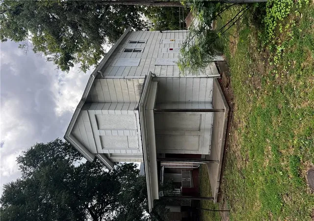 Photo 3 of Single family home for sale at 212 S 15th Street, Saint Joseph, MO 64501 | MLS# 2642746 | Listing updated on 2026-09-23