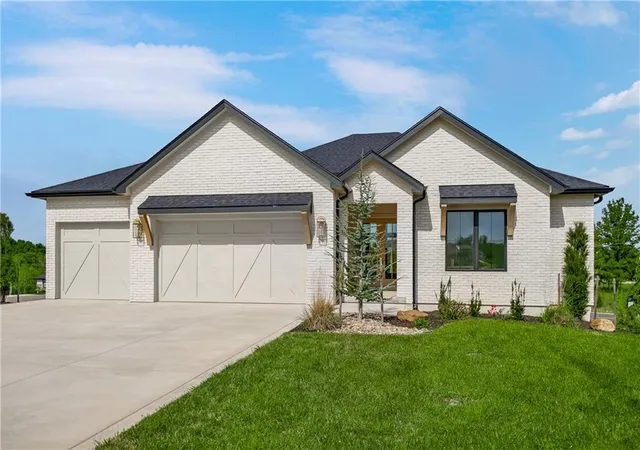 Photo 1 of Single family home for sale at 1816 Ne Lashbrook Cir, Lees Summit, MO 64086 | MLS# 2642751 | Listing updated on 2026-09-19