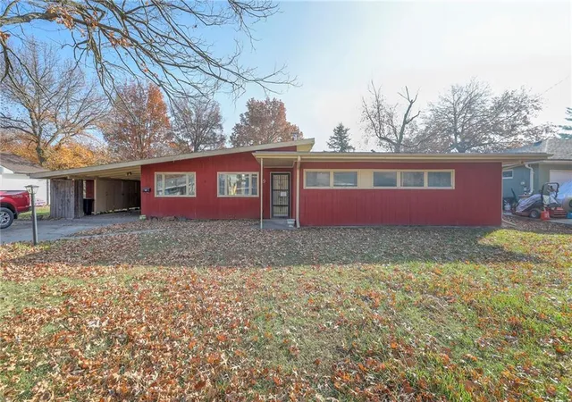 Photo 1 of Sale Pending at 9 Crestview Dr, Paola, KS 66071 | MLS# 2642753 | Listing updated on 2026-10-02
