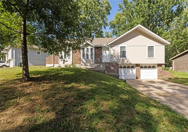 Photo 3 of Single family home for sale at 323 Gladstone Dr, Blue Springs, MO 64014 | MLS# 2642757 | Listing updated on 2026-09-19