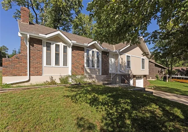 Photo 3 of Single family home for sale at 323 Gladstone Dr, Blue Springs, MO 64014 | MLS# 2642757 | Listing updated on 2026-09-19