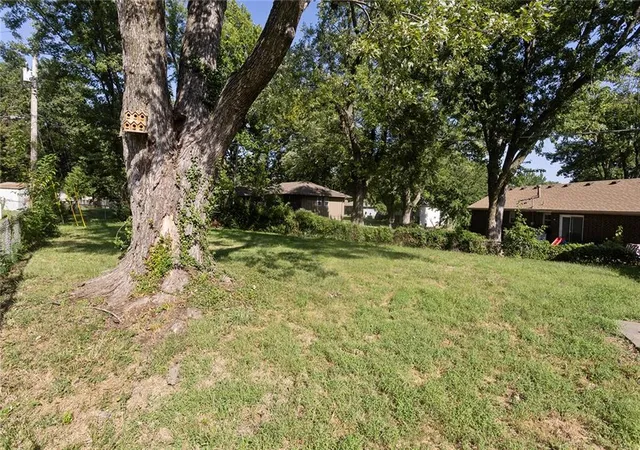 Photo 4 of Single family home for sale at 323 Gladstone Dr, Blue Springs, MO 64014 | MLS# 2642757 | Listing updated on 2026-09-19