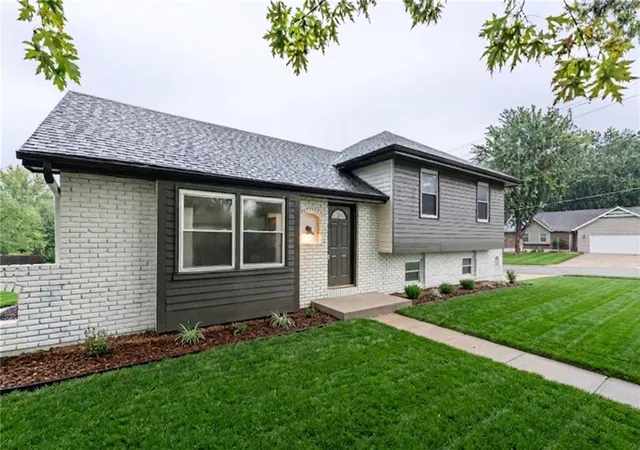 Photo 2 of Sale Pending at 1900 Karlton Way, Excelsior Springs, MO 64024 | MLS# 2642766 | Listing updated on 2026-09-23