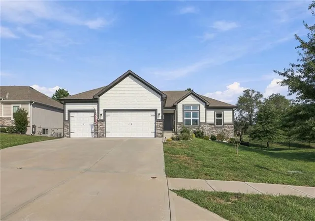 Photo 2 of Single family home for sale at 2209 Greenfield Ct, Kearney, MO 64060 | MLS# 2642812 | Listing updated on 2026-09-26