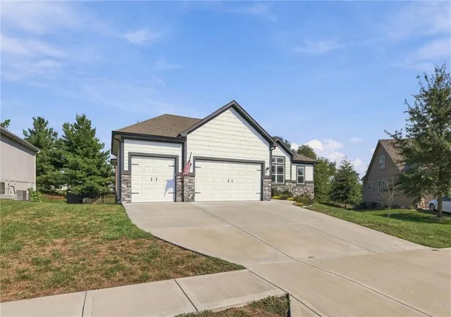 Photo 3 of Single family home for sale at 2209 Greenfield Ct, Kearney, MO 64060 | MLS# 2642812 | Listing updated on 2026-09-26