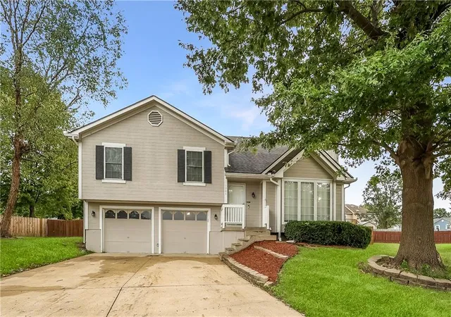 Single family home for sale at 1900 Arapaho Ct, Greenwood, MO 64034 | MLS# 2642814