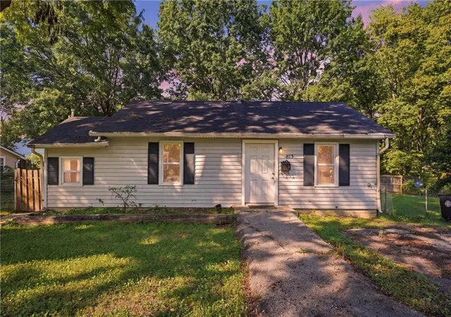 Photo 2 of Single family home for sale at 815 Pine St, Pleasant Hill, MO 64080 | MLS# 2642823 | Listing updated on 2026-09-27