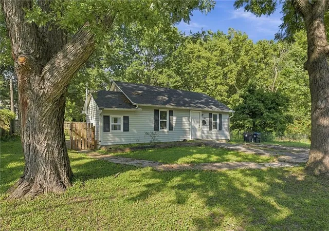Photo 3 of Single family home for sale at 815 Pine St, Pleasant Hill, MO 64080 | MLS# 2642823 | Listing updated on 2026-09-27
