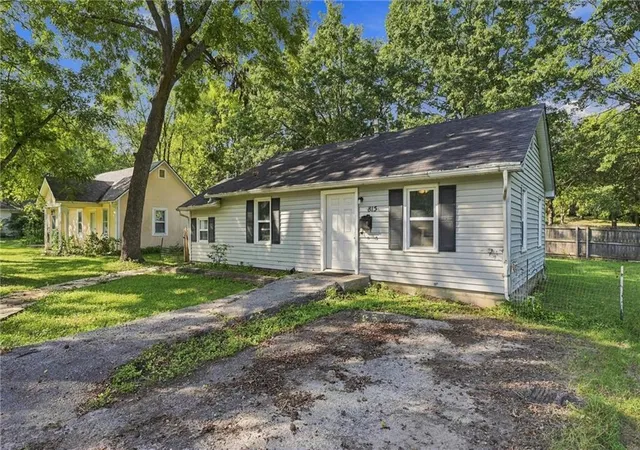 Photo 3 of Single family home for sale at 815 Pine St, Pleasant Hill, MO 64080 | MLS# 2642823 | Listing updated on 2026-09-27