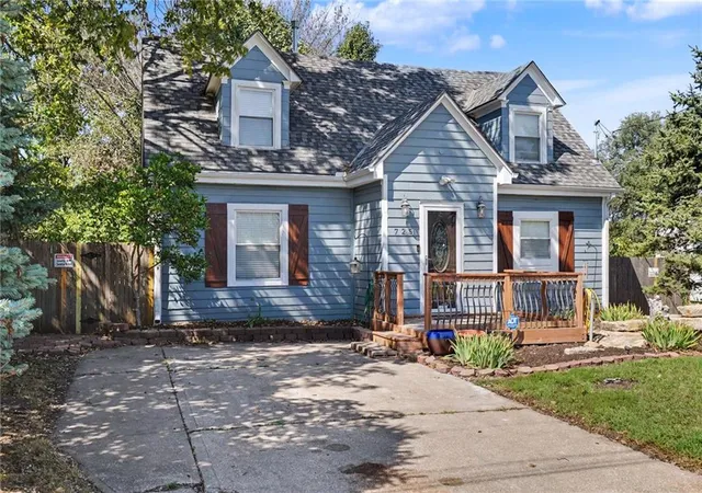 Photo 3 of Single family home for sale at 725 N Willie St, Olathe, KS 66061 | MLS# 2642826 | Listing updated on 2026-10-01