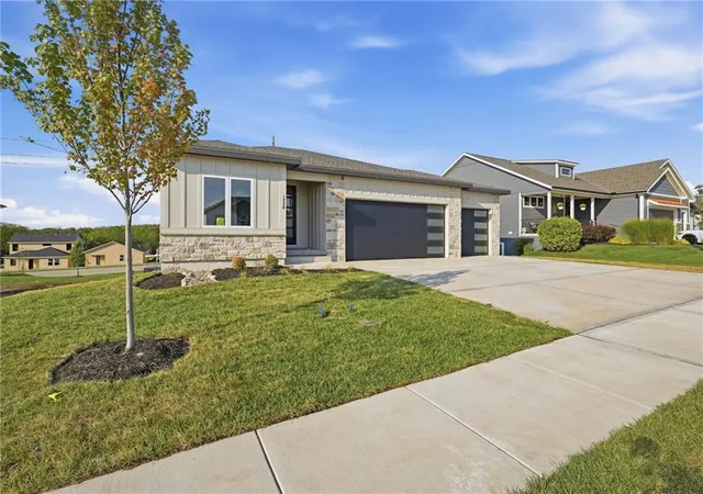 Photo 2 of Single family home for sale at 1226 Larkspur Pl, Raymore, MO 64083 | MLS# 2642833 | Listing updated on 2026-10-06