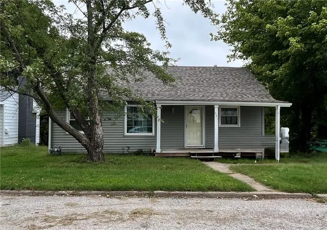 Single family home for sale at 621 Spring Ave, Bonner Springs, KS 66012 | MLS# 2642836