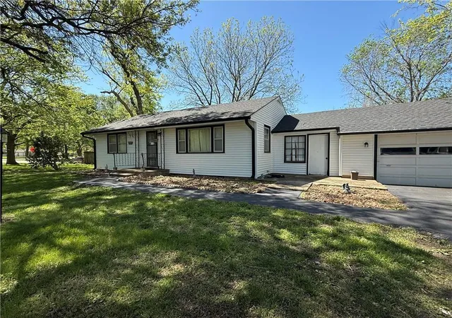 Photo 1 of Sale Pending at 412 Nw Donovan Rd, Lee's Summit, MO 64063 | MLS# 2642843 | Listing updated on 2026-09-26