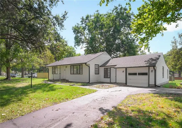 Photo 2 of Sale Pending at 412 Nw Donovan Rd, Lee's Summit, MO 64063 | MLS# 2642843 | Listing updated on 2026-09-26