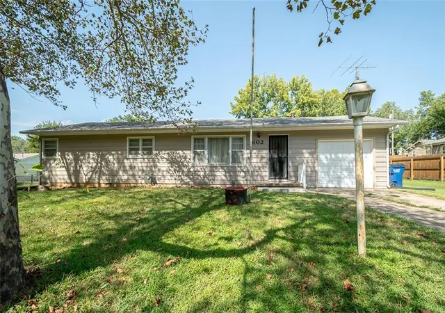 Single family home for sale at 602 Warren St, Oskaloosa, KS 66066 | MLS# 2642851