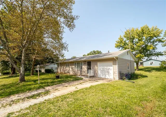 Photo 3 of Single family home for sale at 602 Warren St, Oskaloosa, KS 66066 | MLS# 2642851 | Listing updated on 2026-09-23