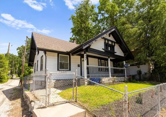 Photo 3 of Sale Pending at 650 Parallel Ave, Kansas City, KS 66101 | MLS# 2642854 | Listing updated on 2026-09-18