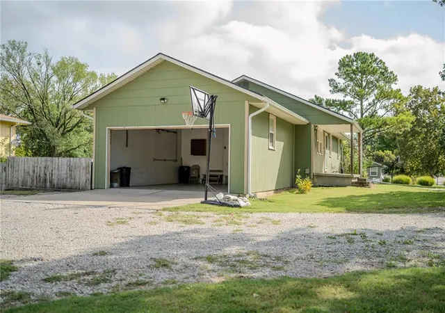 Photo 4 of Single family home for sale at 417 11th Street, Ottawa, KS 66067 | MLS# 2642859 | Listing updated on 2026-09-22