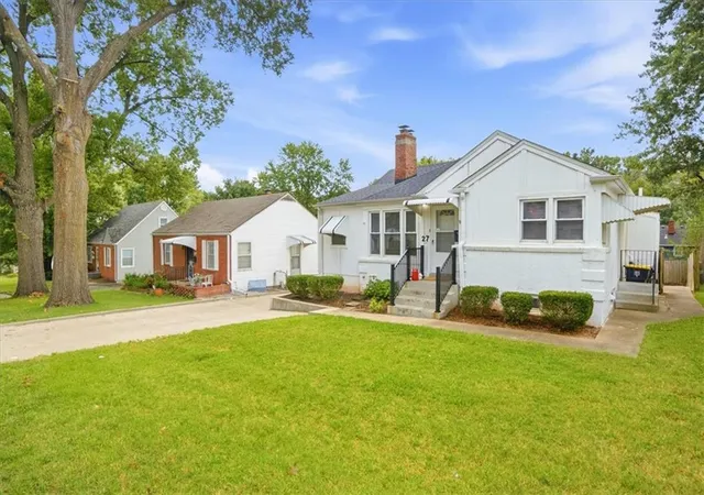 Single family home for sale at 27 E 85th Street, Kansas City, MO 64114 | MLS# 2642865