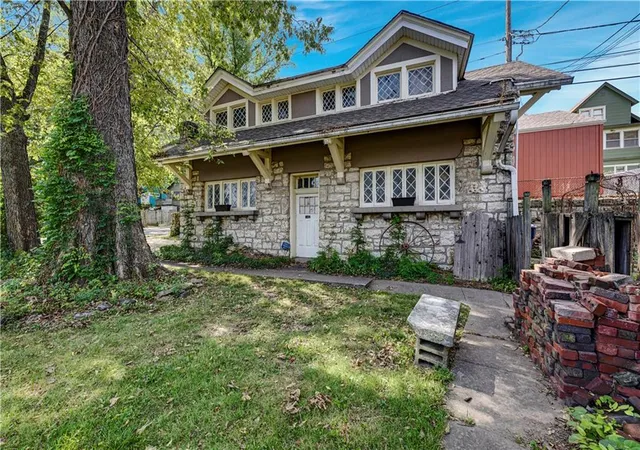 Photo 3 of Single family home for sale at 140 Van Brunt Blvd, Kansas City, MO 64123 | MLS# 2642873 | Listing updated on 2026-10-13