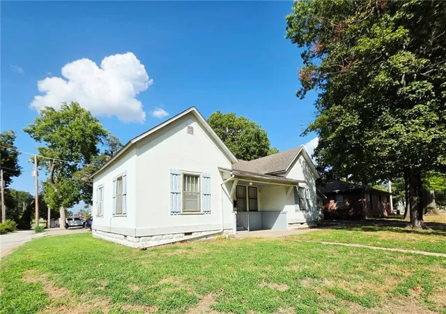 Photo 1 of Single family home for sale at 305 E Jackson St, Pittsburg, KS 66762 | MLS# 2642877 | Listing updated on 2026-09-21