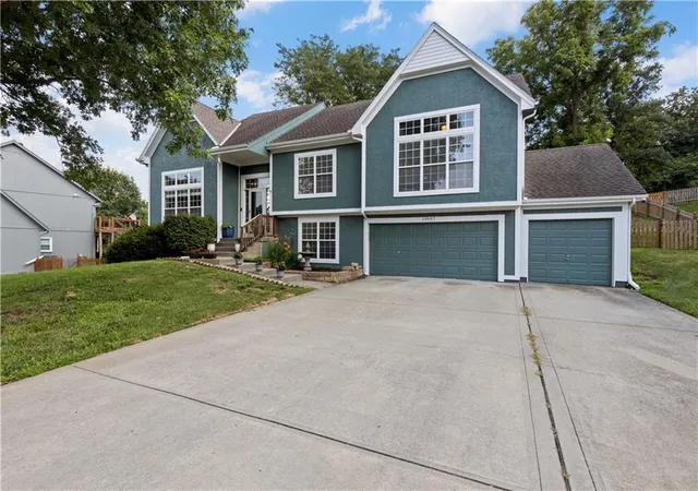 Single Family Residence at 13907 W 58th Place, Shawnee, KS 66216 | MLS# 2642881 | | Sold on 2026-10-09