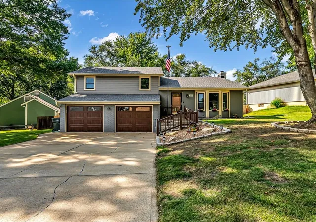 Single family home for sale at 220 Crestview St, Lansing, KS 66043 | MLS# 2642889