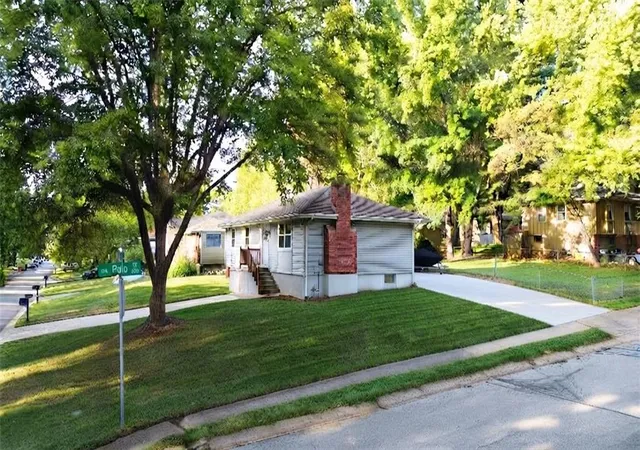 Photo 3 of Single family home for sale at 2909 S 1st Street, Blue Springs, MO 64014 | MLS# 2642892 | Listing updated on 2026-10-03