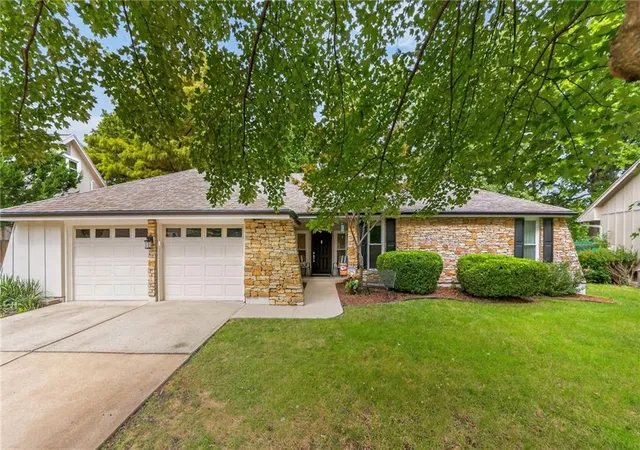 Photo 1 of Sale Pending at 1104 Ne Oak Tree Dr, Lees Summit, MO 64086 | MLS# 2642895 | Listing updated on 2026-09-26