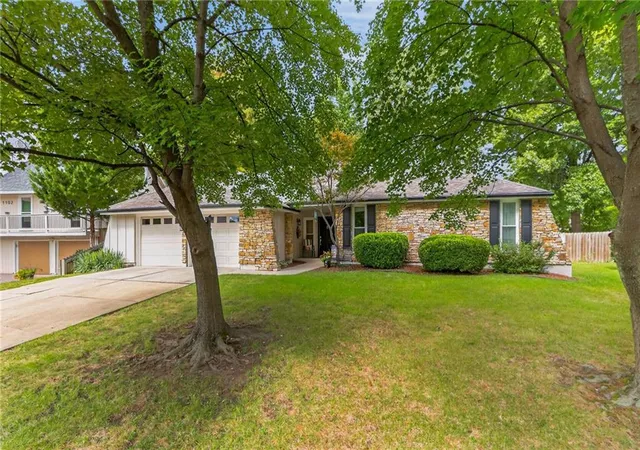 Photo 2 of Sale Pending at 1104 Ne Oak Tree Dr, Lees Summit, MO 64086 | MLS# 2642895 | Listing updated on 2026-09-26