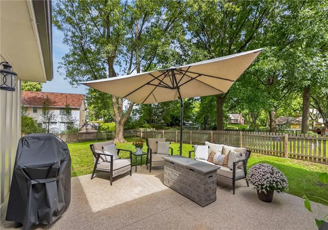 Photo 3 of Sale Pending at 1104 Ne Oak Tree Dr, Lees Summit, MO 64086 | MLS# 2642895 | Listing updated on 2026-09-26