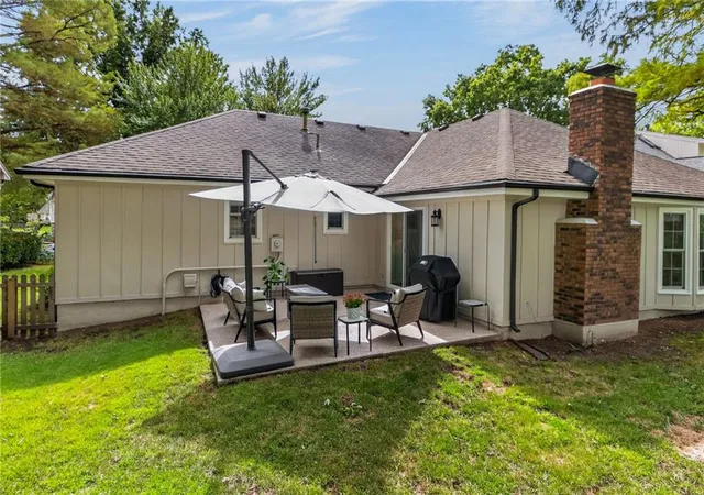 Photo 3 of Sale Pending at 1104 NE Oak Tree Dr, Lees Summit, MO 64086 | MLS# 2642895 | Listing updated on 2026-09-26