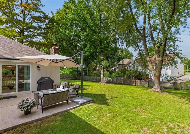 Photo 4 of Sale Pending at 1104 NE Oak Tree Dr, Lees Summit, MO 64086 | MLS# 2642895 | Listing updated on 2026-09-26