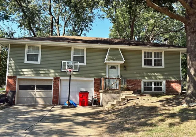Photo 1 of Sale Pending at 1610 Se Oak St, Oak Grove, MO 64075 | MLS# 2642901 | Listing updated on 2026-09-18
