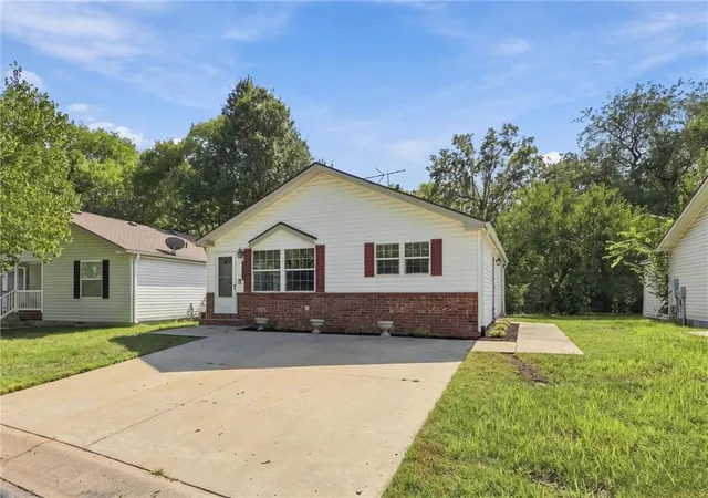 Photo 2 of Single family home for sale at 7905 Nw 122nd Court, Kansas City, MO 64163 | MLS# 2642922 | Listing updated on 2026-10-07