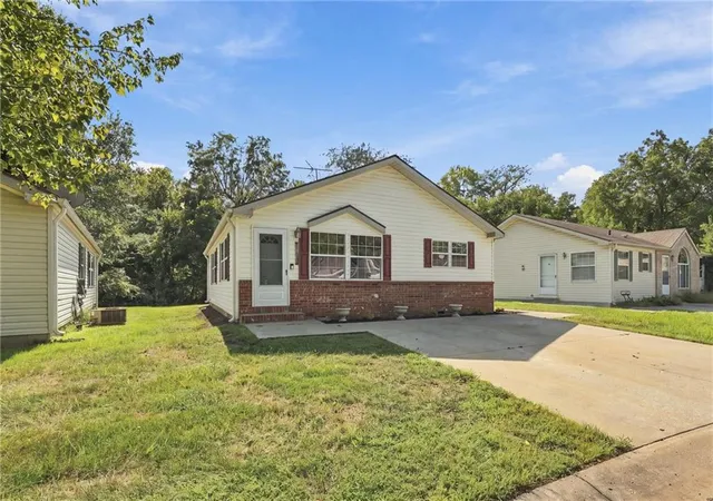 Photo 3 of Single family home for sale at 7905 Nw 122nd Court, Kansas City, MO 64163 | MLS# 2642922 | Listing updated on 2026-10-07