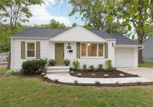 Single family home for sale at 7732 Foster St, Overland Park, KS 66204 | MLS# 2642923