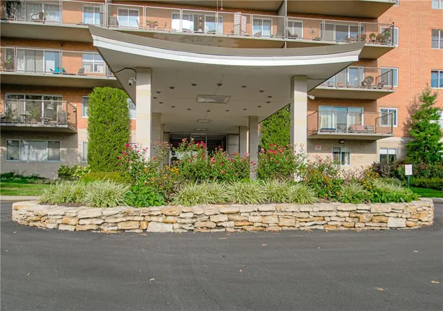 Photo 2 of Condo for sale at 4550 Warwick Blvd #914, Kansas City, MO 64111 | MLS# 2642926 | Listing updated on 2026-09-19