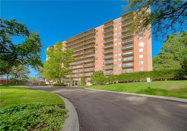 Photo 3 of Condo for sale at 4550 Warwick Blvd #914, Kansas City, MO 64111 | MLS# 2642926 | Listing updated on 2026-09-19