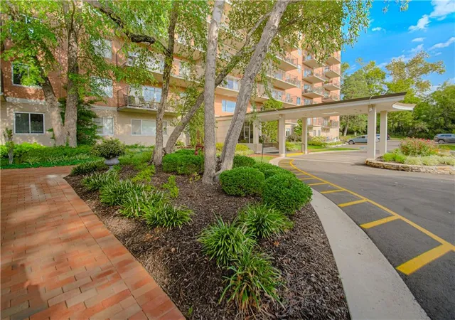 Photo 3 of Condo for sale at 4550 Warwick Blvd #914, Kansas City, MO 64111 | MLS# 2642926 | Listing updated on 2026-09-19