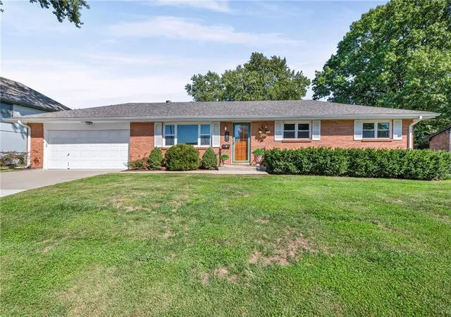 Single family home for sale at 702 Quincy Blvd, Smithville, MO 64089 | MLS# 2642929