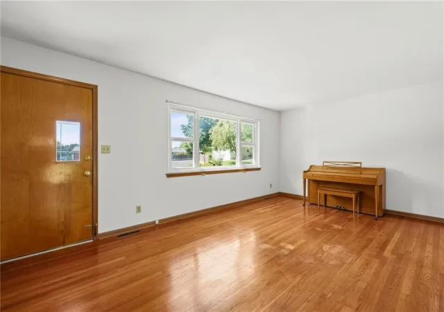 Photo 4 of Single family home for sale at 702 Quincy Blvd, Smithville, MO 64089 | MLS# 2642929 | Listing updated on 2026-10-08