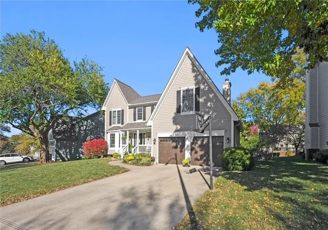 Photo 3 of Single family home for sale at 724 N Singletree St, Olathe, KS 66061 | MLS# 2642937 | Listing updated on 2026-10-01