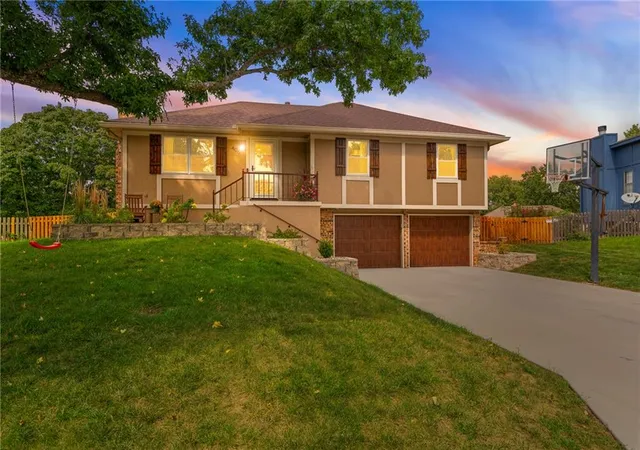 Photo 1 of Sale Pending at 406 Ne Crescent St, Lees Summit, MO 64086 | MLS# 2642954 | Listing updated on 2026-10-04