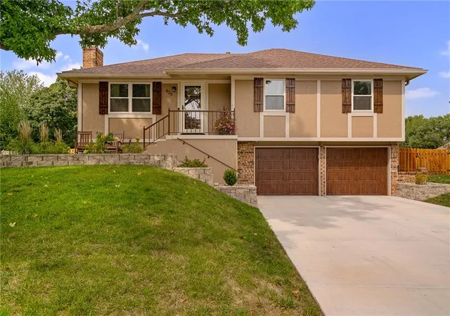 Photo 2 of Sale Pending at 406 Ne Crescent St, Lees Summit, MO 64086 | MLS# 2642954 | Listing updated on 2026-10-04